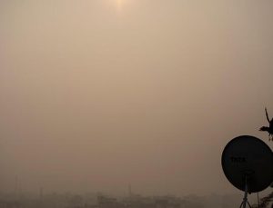 Hindistan’da hava kirliliği korkutucu boyutlarda! Eğitime ara!